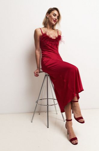 Платье-комбинация макси с перьями