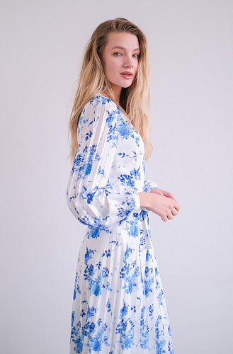 Платье на запах голубые цветы