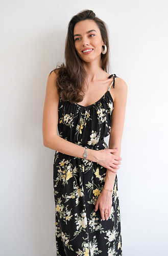 Платье на бретелях 