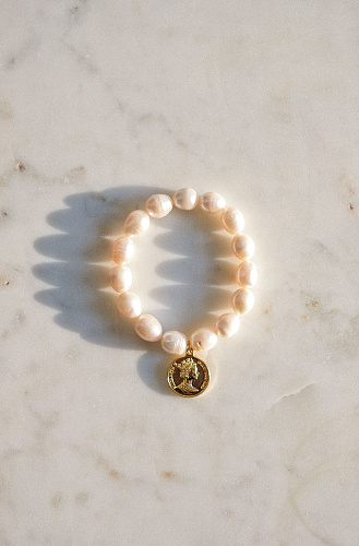Браслет из жемчуга с монеткой 