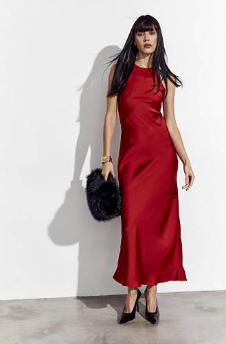  Платье атласное макси с каплей на спине