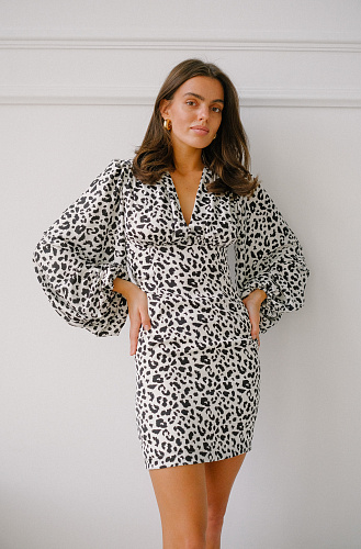 Платье мини с объемным рукавом лео