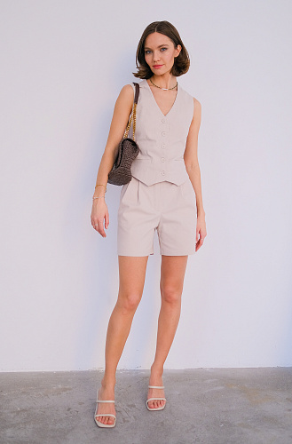 Жилетка бежевая 