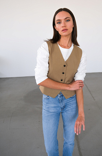  Жилет бежевый