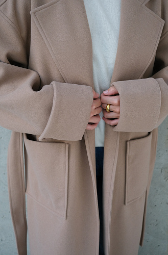 Пальто с накладными карманами 