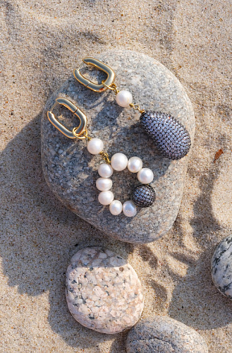 Серьги с серебристым камнем и жемчугом