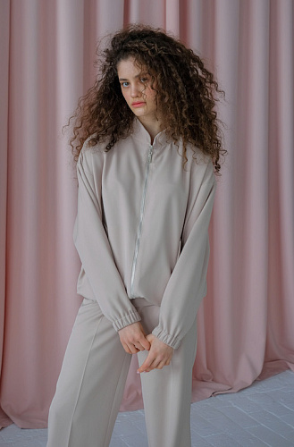 Бомбер бежевый